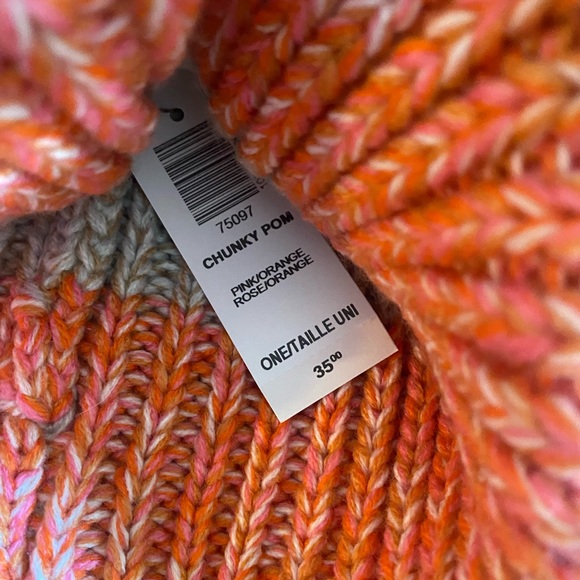 Aritzia main character chunk pom beanie - Picture 2 of 2